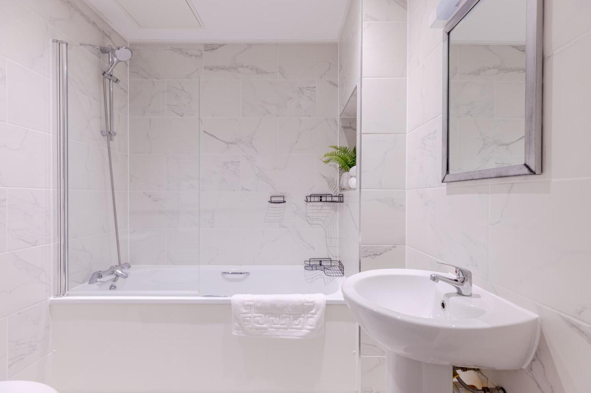 Boutique Vertigo Apartment Central Kingston/London Kingston upon Thames  Bagian luar foto
